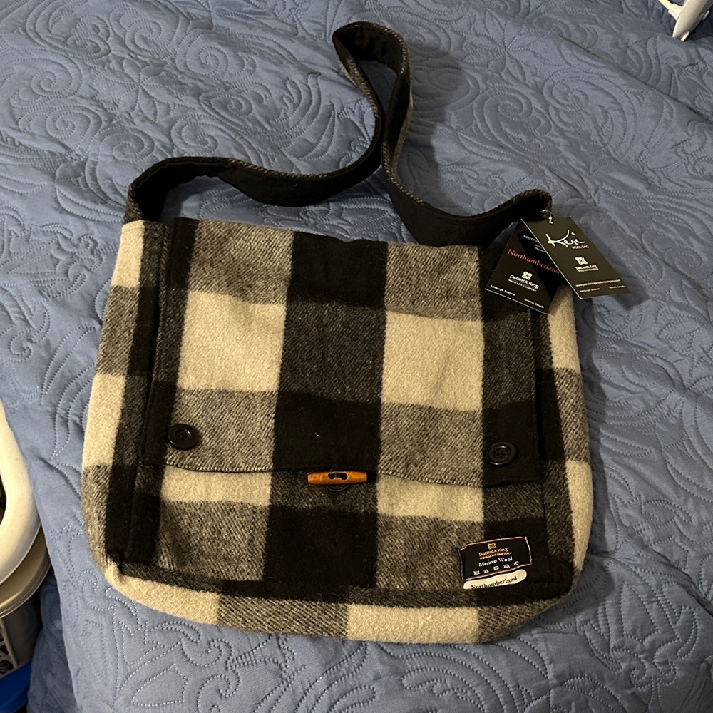 Stylish Kavu Plaid Messenger Bag in Black and White